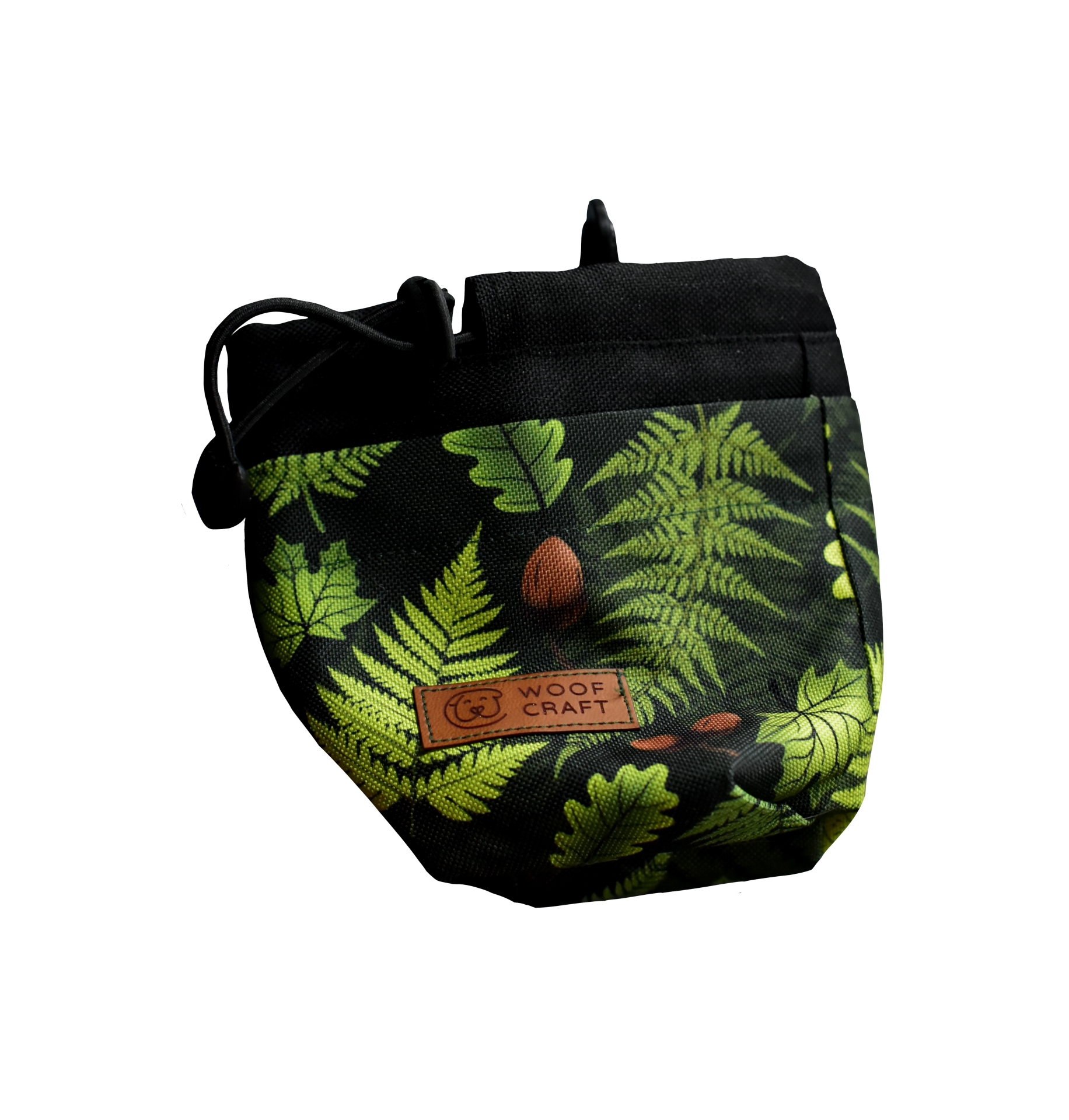 Ilustracja przedstawia saszetkę na przysmaki dla psów w kolorze zielonym. Nadruk przedstawia paprocie i żołędzie.