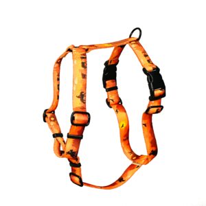 Zdjęcie przedstawia szelki dla psa. Jest to model guard. Taśma ma kolor pomarańczowy z wzorem przedstawiającym motyw dzikiego zachodu.