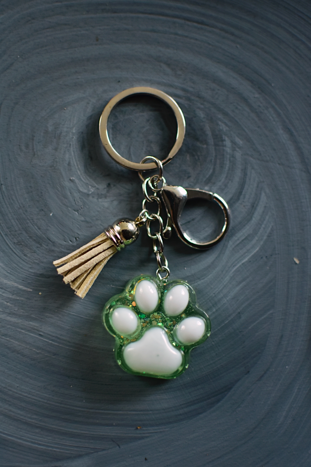 Brelok do kluczy z psią łapką zielony