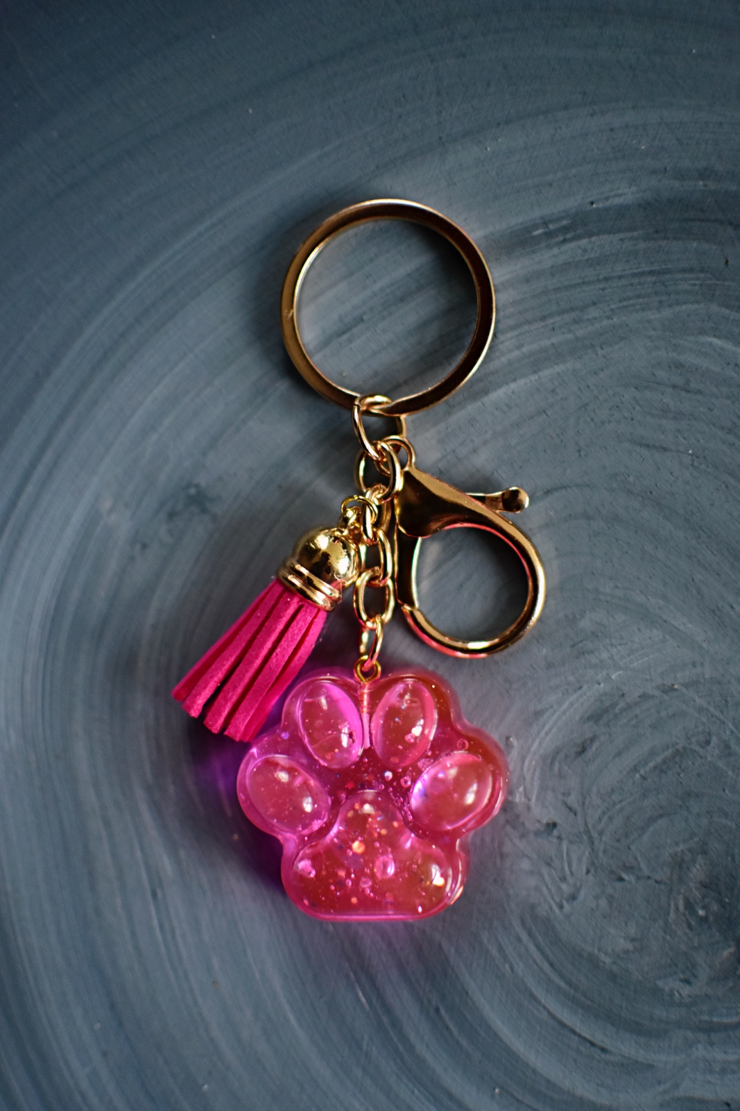 Brelok do kluczy z psią łapką różowy